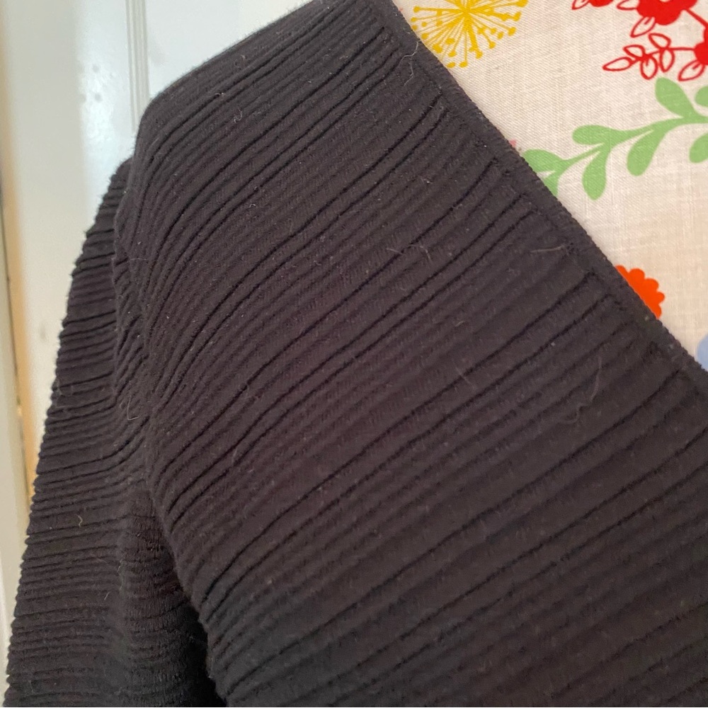 V-Neck Ribbed Black Pullover - image 2